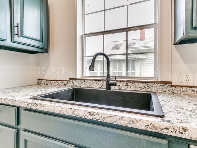 Building Photo - 1812 W Noble Ave