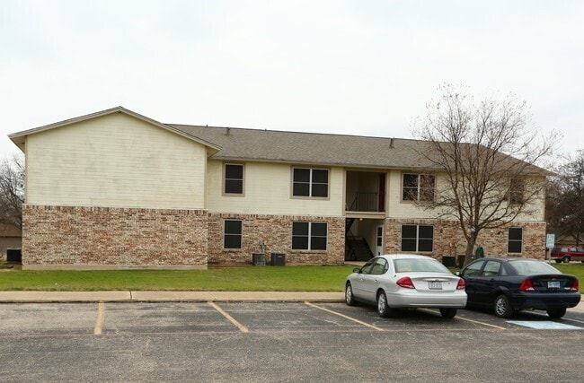 Building Photo - 909 W 7th St