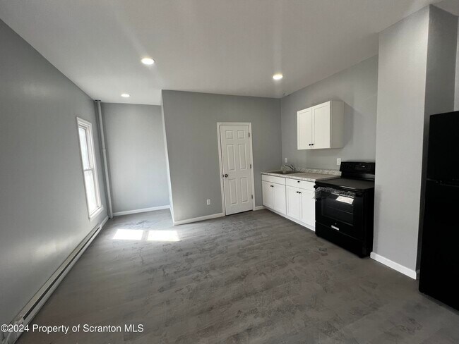 Building Photo - 2204 Golden Ave