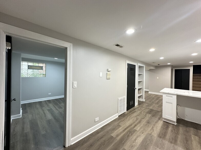 Building Photo - 2617 W Rascher Ave