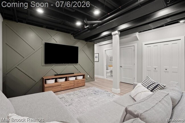 Building Photo - 402 N Alexander Ave