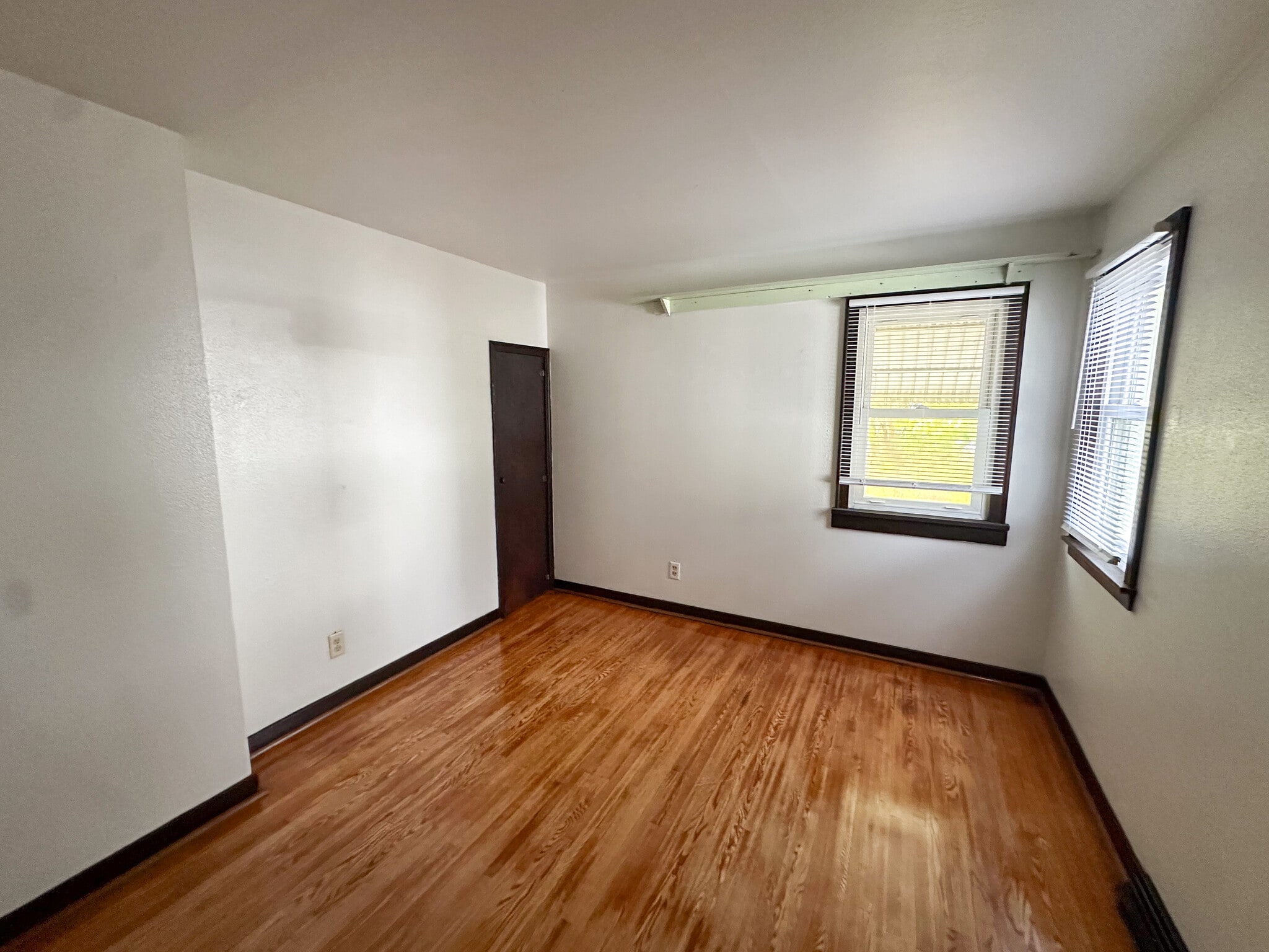 Building Photo - 419 S Oak St