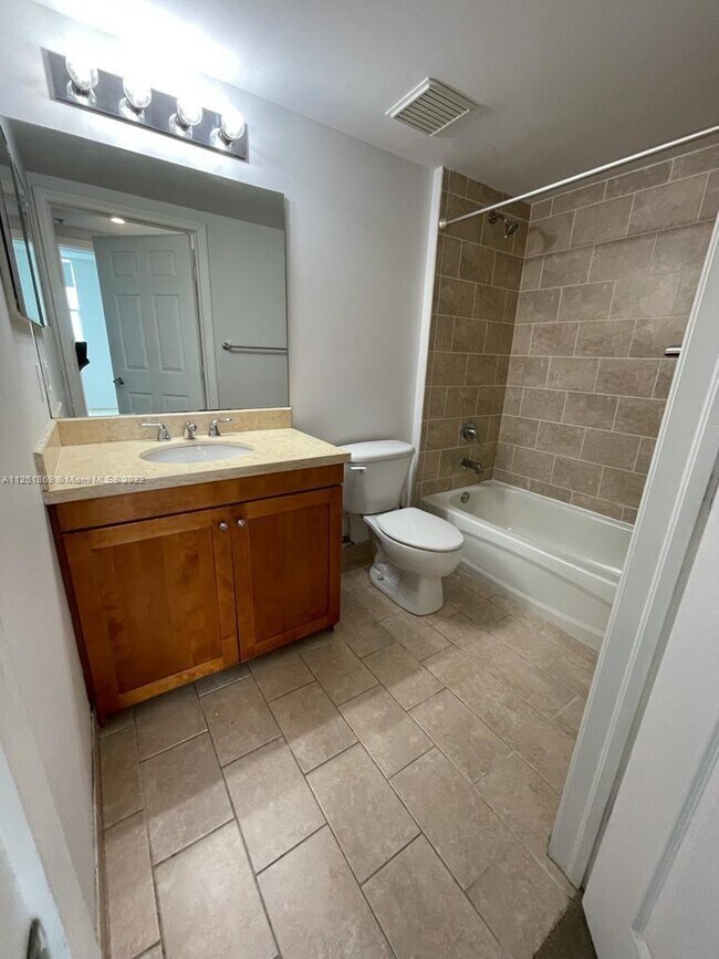 Building Photo - 1723 SW 2nd Ave