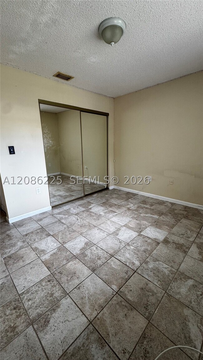 Building Photo - 885 SE 13th Rd