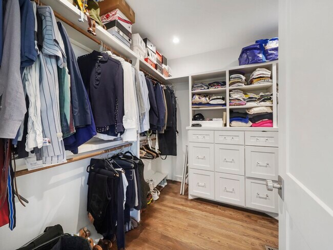 Building Photo - 2240 Wroxton Rd