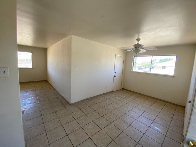 Building Photo - 3 Bed 2 Bath Home Available Today