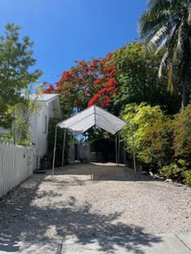 Building Photo - Large home on corner lot!