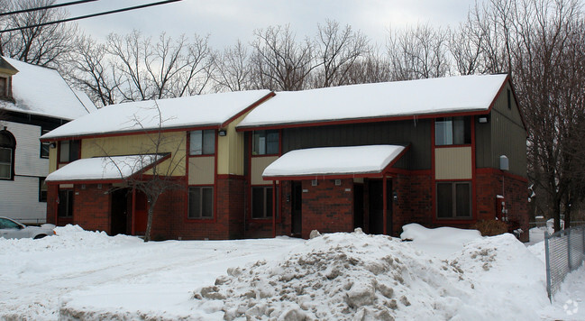 Primary Photo - 302-304 1/2 Slocum Ave