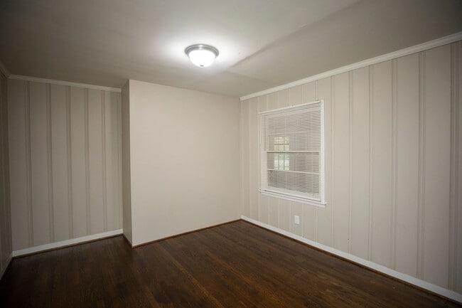 Building Photo - ** 3 bed 1.5 bath located in Mcgehee-Allen...