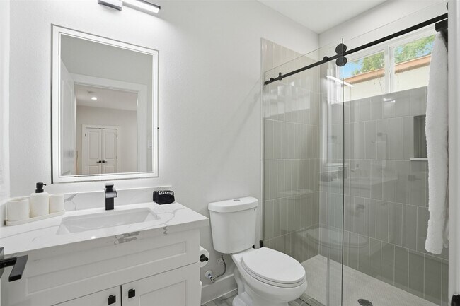 Building Photo - 2306 Hoskins Dr