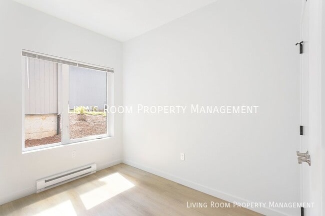 Building Photo - Brand New Modern 6BR Row House Townhome