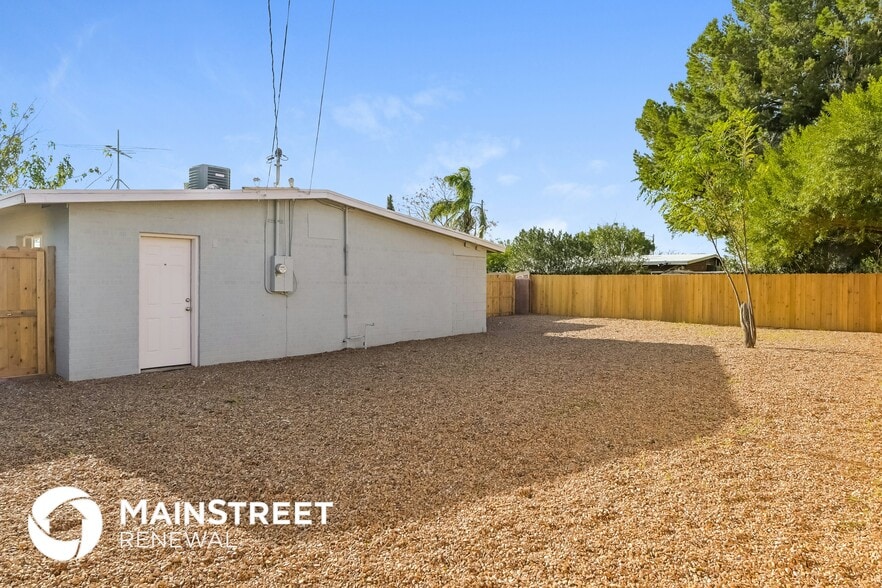 Building Photo - 3701 E Dover Stravenue