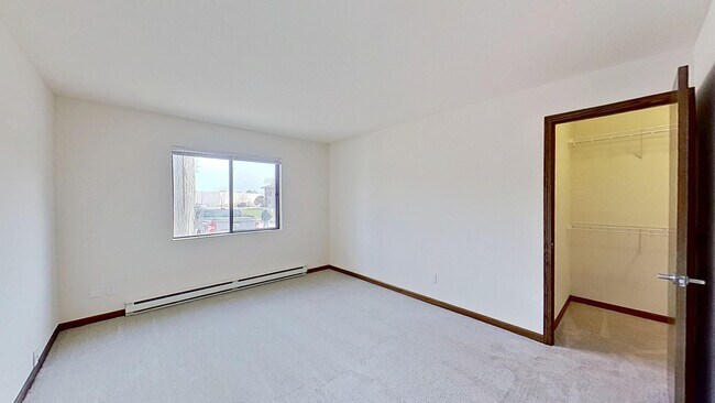 Building Photo - Lower 1 Bedroom 1 Bathroom Apartment Available