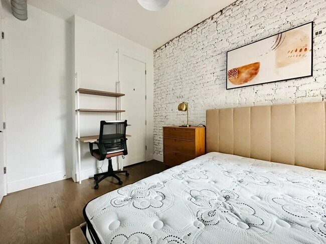 Building Photo - Furnished room/NOT APARTMENT