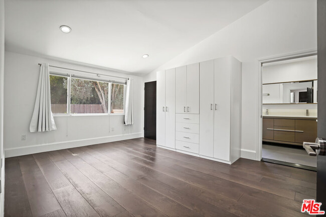 Building Photo - 16544 Park Ln Dr