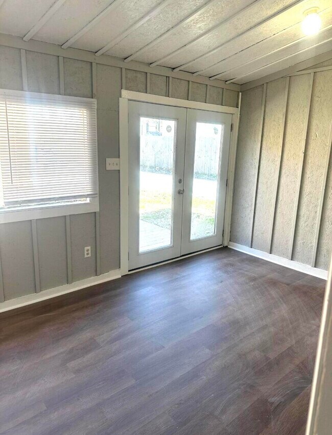 Building Photo - 1105 Sparks Rd