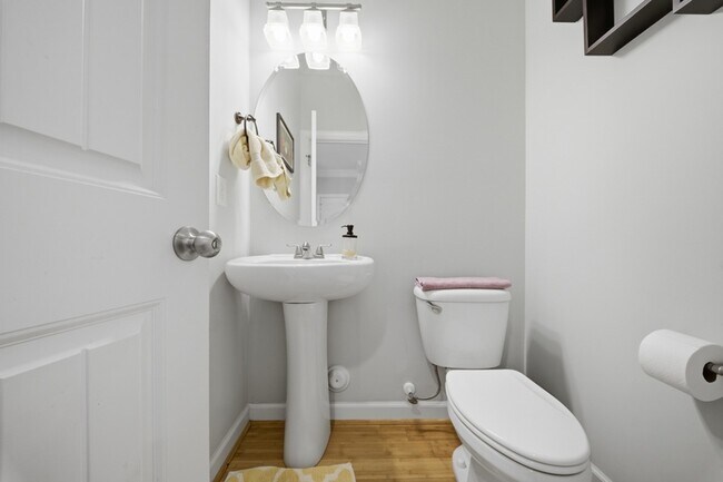 Building Photo - 431 Shorewood Pl