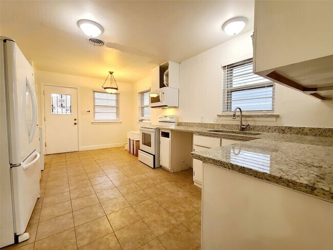 Building Photo - 1830 Viewcrest Dr