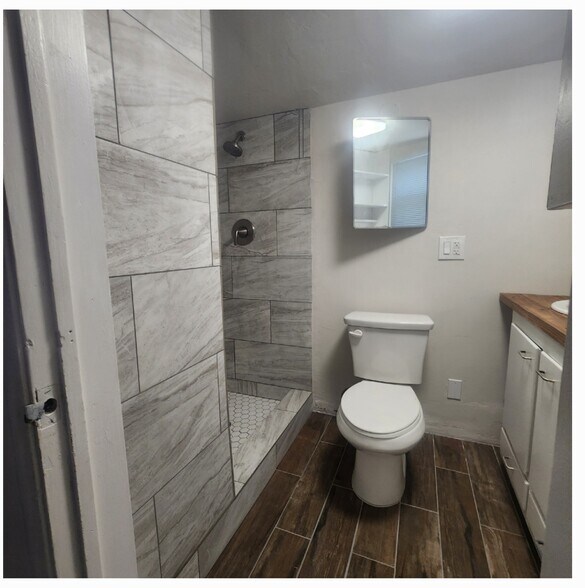 Building Photo - 910 Park Hill Dr