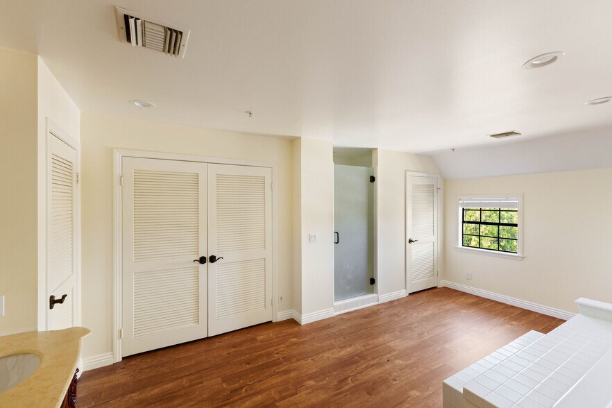 Building Photo - 5237 San Feliciano Dr