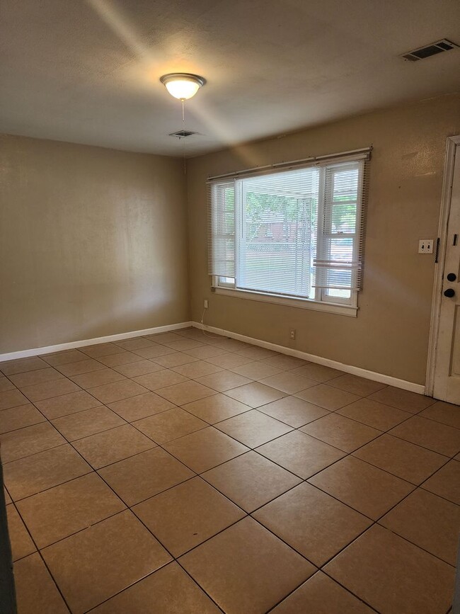 Building Photo - 508 Fraser Dr