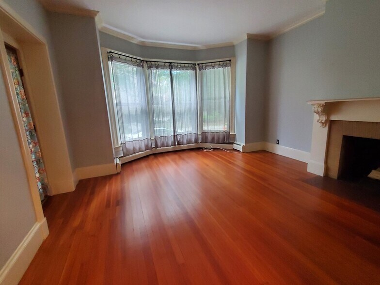 Primary Photo - 19 Regent Cir
