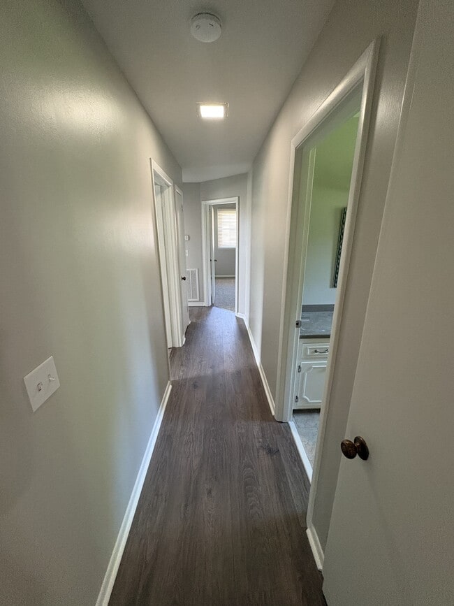Building Photo - 529 Des Moines Dr