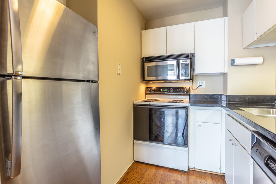 Kitchen - 21 W Goethe St