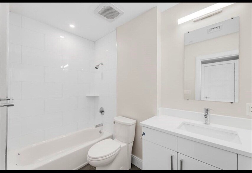 Building Photo - 425 Lagrange St