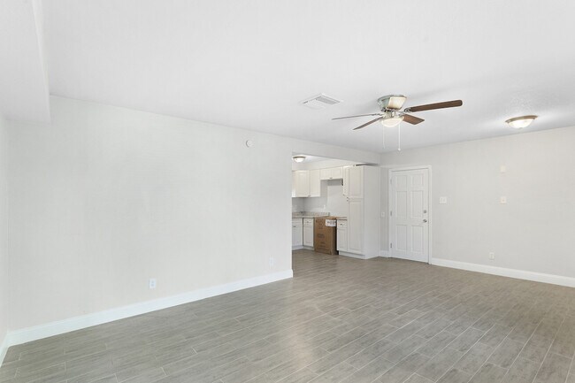 Building Photo - Renovated OVERSIZED 2 Bed/2 Bath at 140 Da...