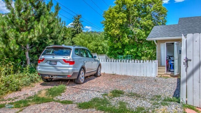 Building Photo - Trailside Living: 5BR Home Steps from Sanitas & Pearl Street