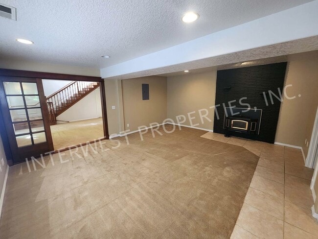 Building Photo - Large 3 Bed+ Bonus Room SW Pdx Home, Natur...