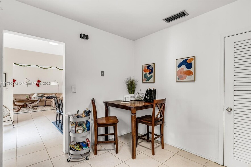 Building Photo - 1130 Cotorro Ave