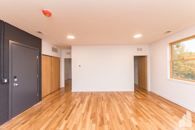Building Photo - 806 S Claremont Ave