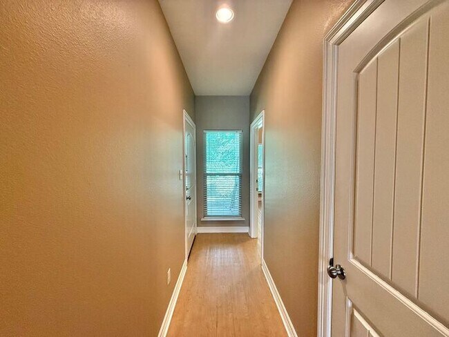 Building Photo - 4 Bedroom 3.5 Bath Duplex in East Tyler!