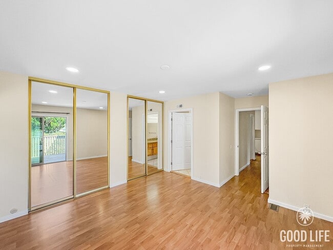 Building Photo - Peaceful and Spacious 3B/3BA condo with La...