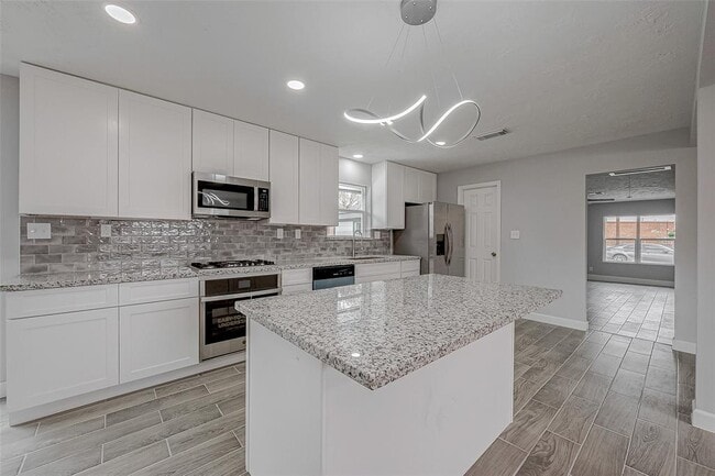 Building Photo - 300 Lane Dr