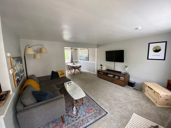 Building Photo - Two Bedroom in Castle Shannon! Central air - Garage - Laundry!