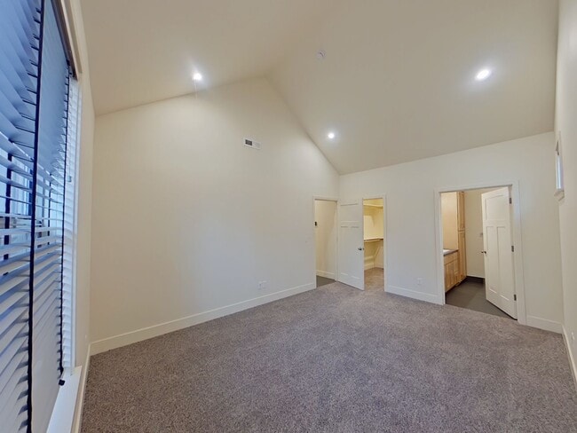 Building Photo - Newer Duplex Near Autzen Stadium - 3Bed/2Bath Home!