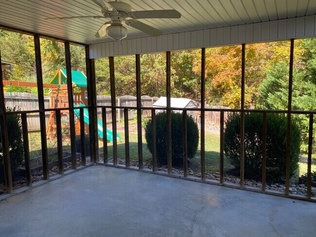 Building Photo - Knoxville 37931 - 4 bedroom, 2.5 bath home - Contact Susan Calabrese (865) 591-9204