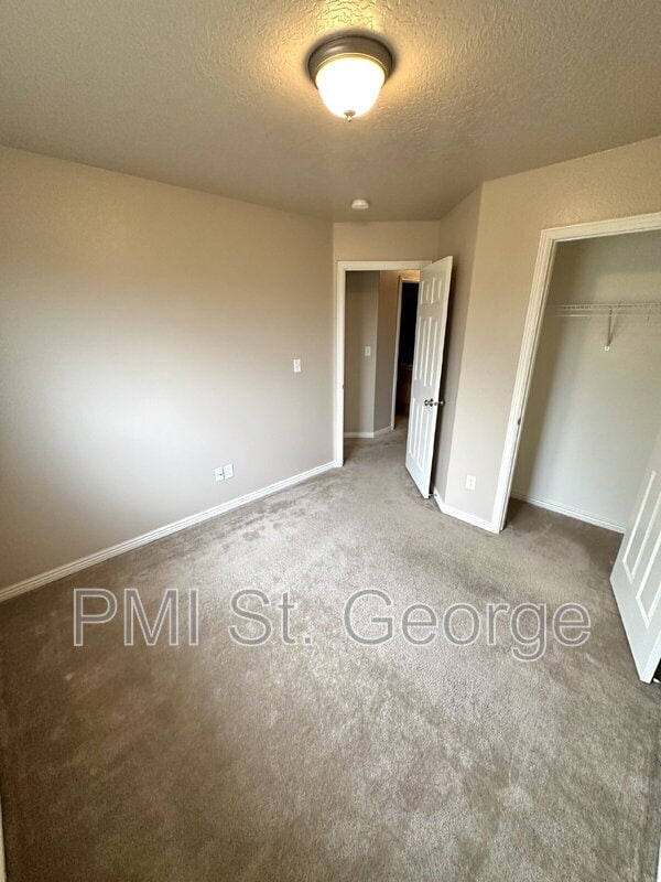Building Photo - 3155 S Hidden Valley Dr