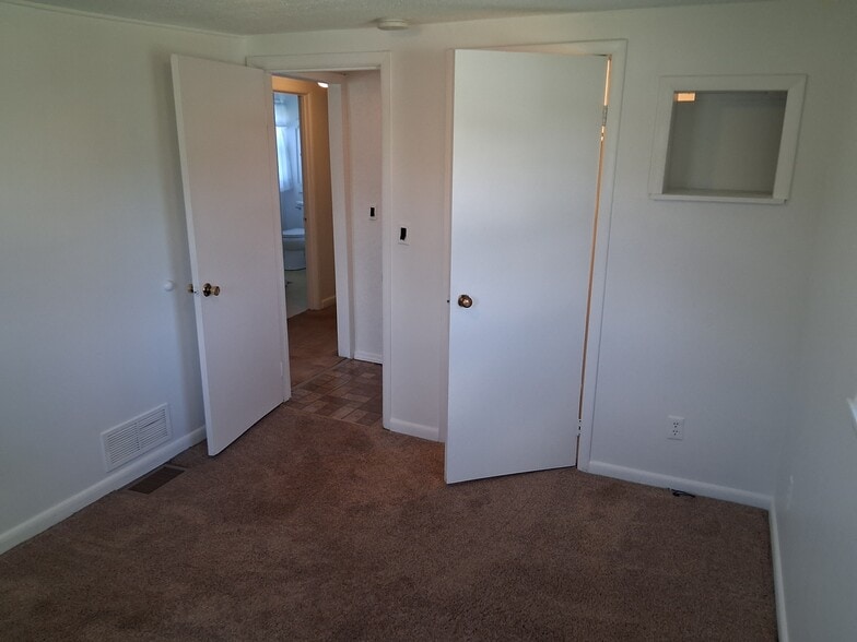 Building Photo - 1424 Hawkins Dr