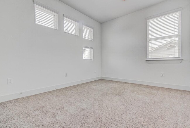 Building Photo - 2117 Maxwell Ln