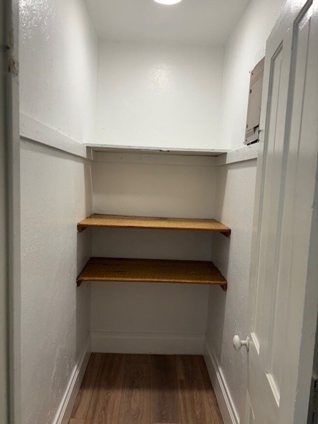 Building Photo - Cozy Upper Unit Close to Campus