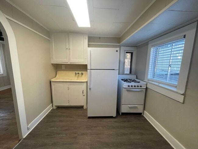 Building Photo - ((MOVE IN SPECIAL)) Simply the BEST! Adora...