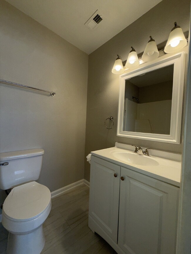 Building Photo - Perfectly located 2/2 townhome in Indialantic