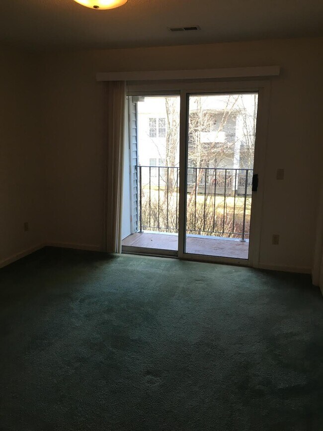 Building Photo - 107 Meadow Park Ln