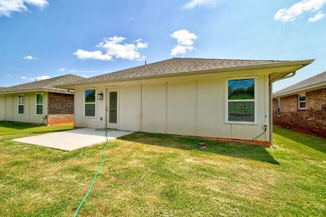 Building Photo - Edmond Home