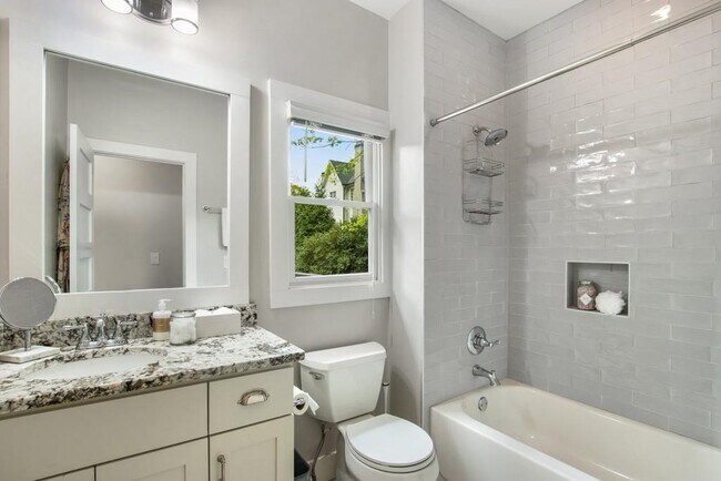 Building Photo - 782 Piedmont Way NE