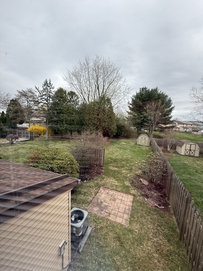 Building Photo - 345 Tamarack Dr